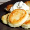Cottage cheese pancakes in a frying pan - classic recipes for fluffy cheese pancakes